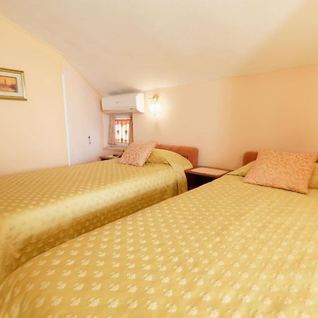 Holiday Home Nevena By Rent Istria Buje Camera foto