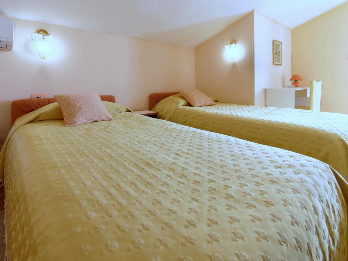 Holiday Home Nevena By Rent Istria Buje Esterno foto